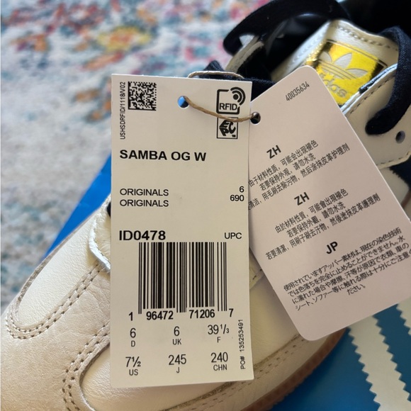 Adidas Black and White Sneakers with Iconic Stripes - Picture 8 of 8